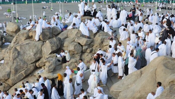 Les P Lerins Sur Le Mont Arafat Pour Accomplir Le Rite Le Plus