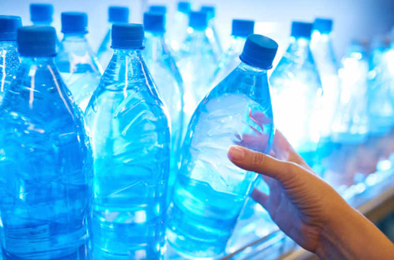 L'eau en bouteille contient 100 fois plus de particules de
