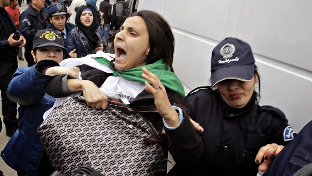 الجزائر..احتجاج النساء ضد اعتقال نشطاء تظاهروا ضد الولاية الخامسة لبوتفليقة