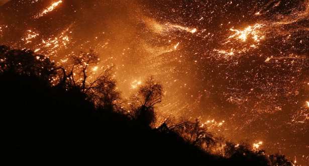 كاليفورنيا…النيران مازلت تلتهم الاخضر واليابس