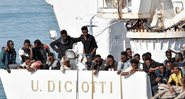 إيطاليا…السماح لبعض المهاجرين على متن سفينة “ديتشوتي” بالنزول