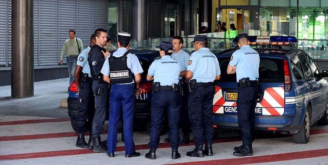 شاهد بالفيديو.. الشرطة الفرنسية تعتقل شخصا اقتحم بسيارته مدرج مطار ليون