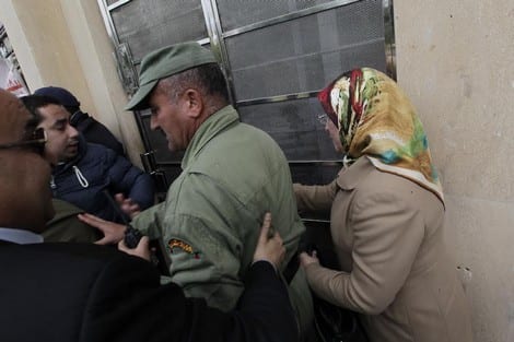 بالفيديو. شوف نهار منعوا المكفوفين الحقاوي من دخول الوزارة وكيف كان ردها