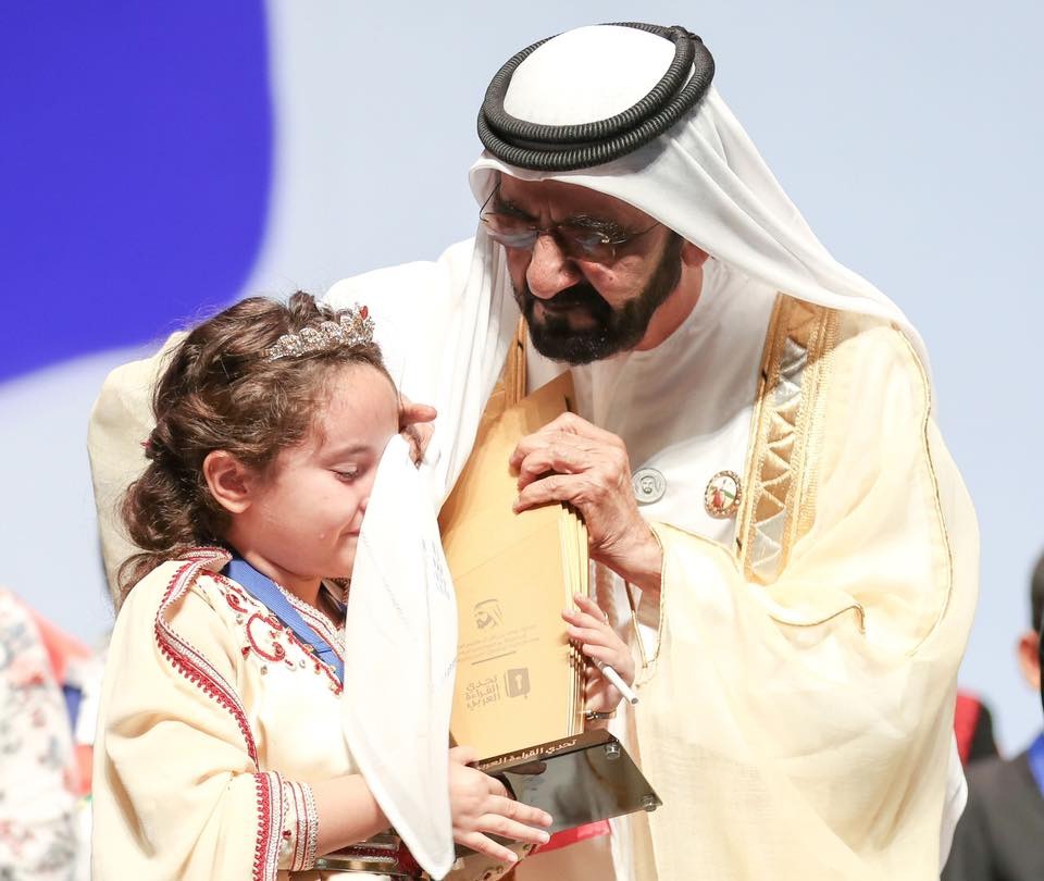 بالفيديو: شاهد كيف مسح حاكم دبي دموع  المغربية الفائزة بتحدي القراءة العربي