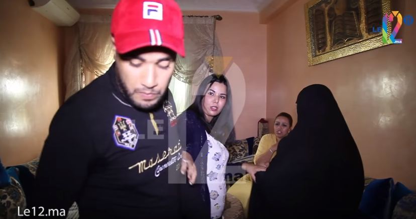 فيديو حصري..مدابزة بين الشيخة الطراكس و يوسف بروكلين بسبب البووز وسط دارها