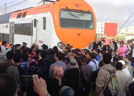 إدارة الخليع…”معجبهاش الحال” بسبب احتجاجات المسافرين على تأخر القطار