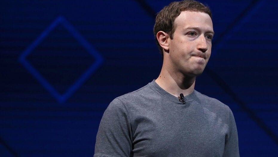 فيسبوك.. “انقلاب” للإطاحة بالرئيس المؤسس زوكربيرغ