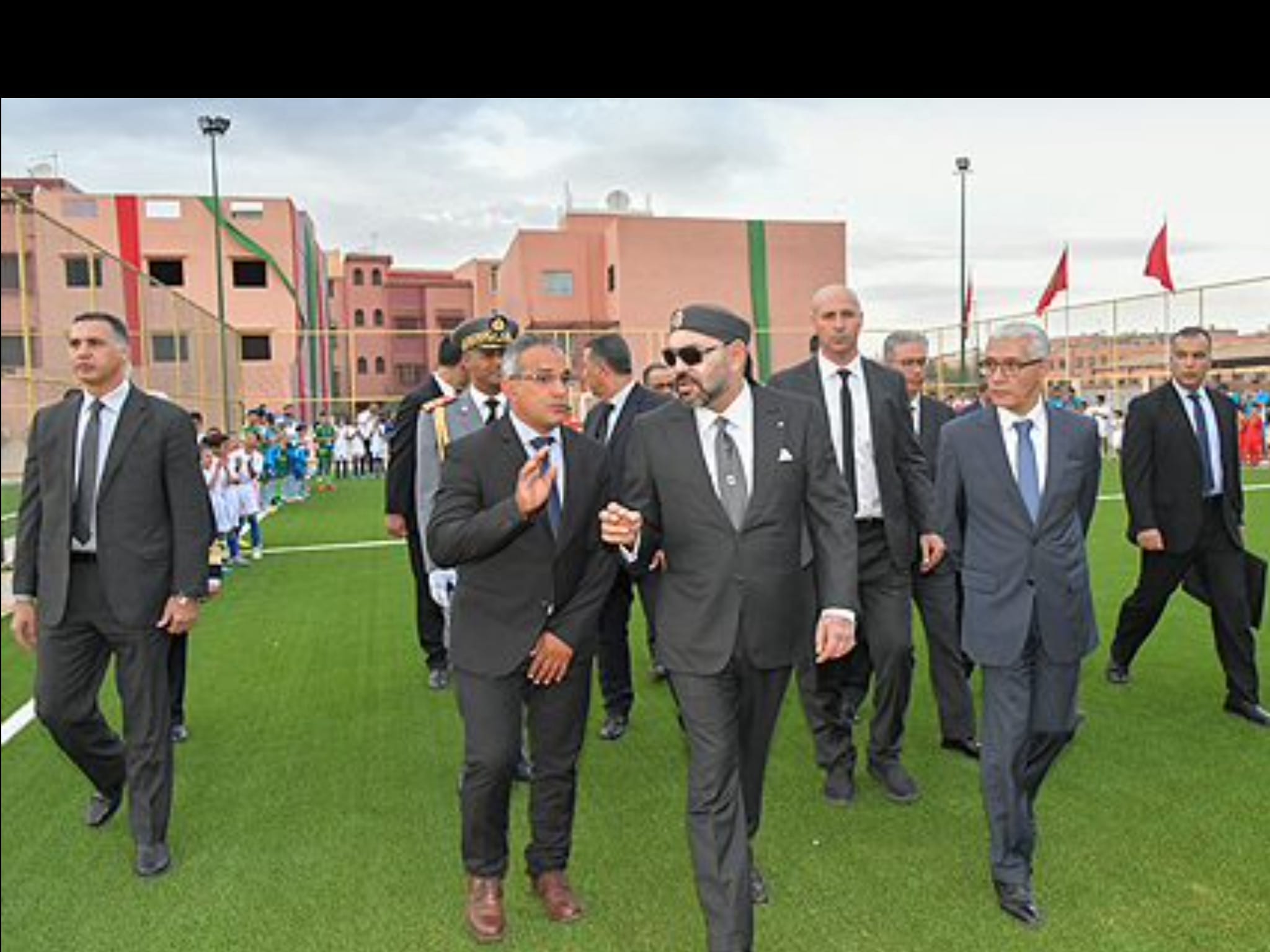 الملك يدشّن مشروعين رياضيين للقرب في مراكش