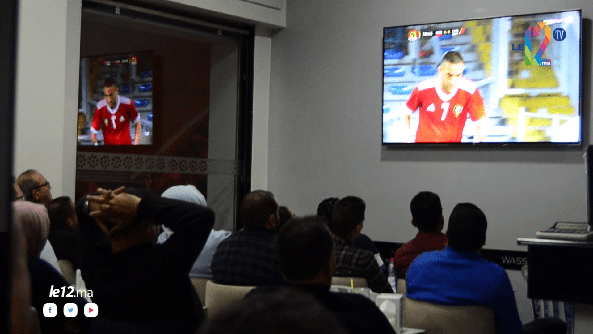 شاهد بالفيديو..حماس وفرح..أجواء حماسية من مقهى خلال مباراة المغرب و الكاميرون