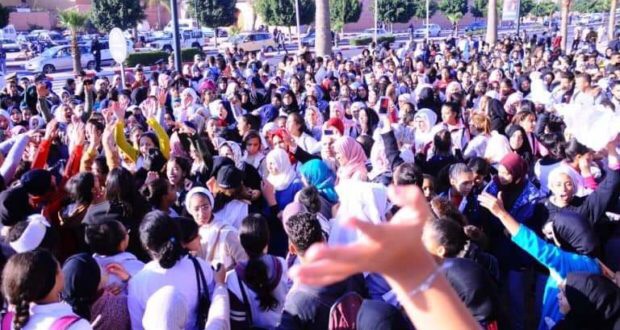 تلاميذ مراكش يتحدّون مذكرة أمزازي بمسيرات عارمة وأحداث “شغب” تتخلل بعض الاحتجاجات