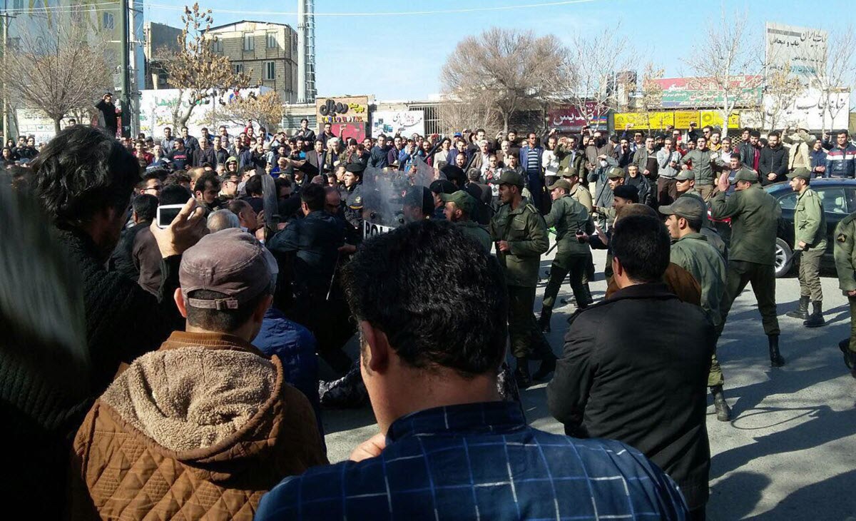 هل يواجه النظام الإيراني ثورة في الأيام القليلة المقبلة جراء العقوبات الاقتصادية؟