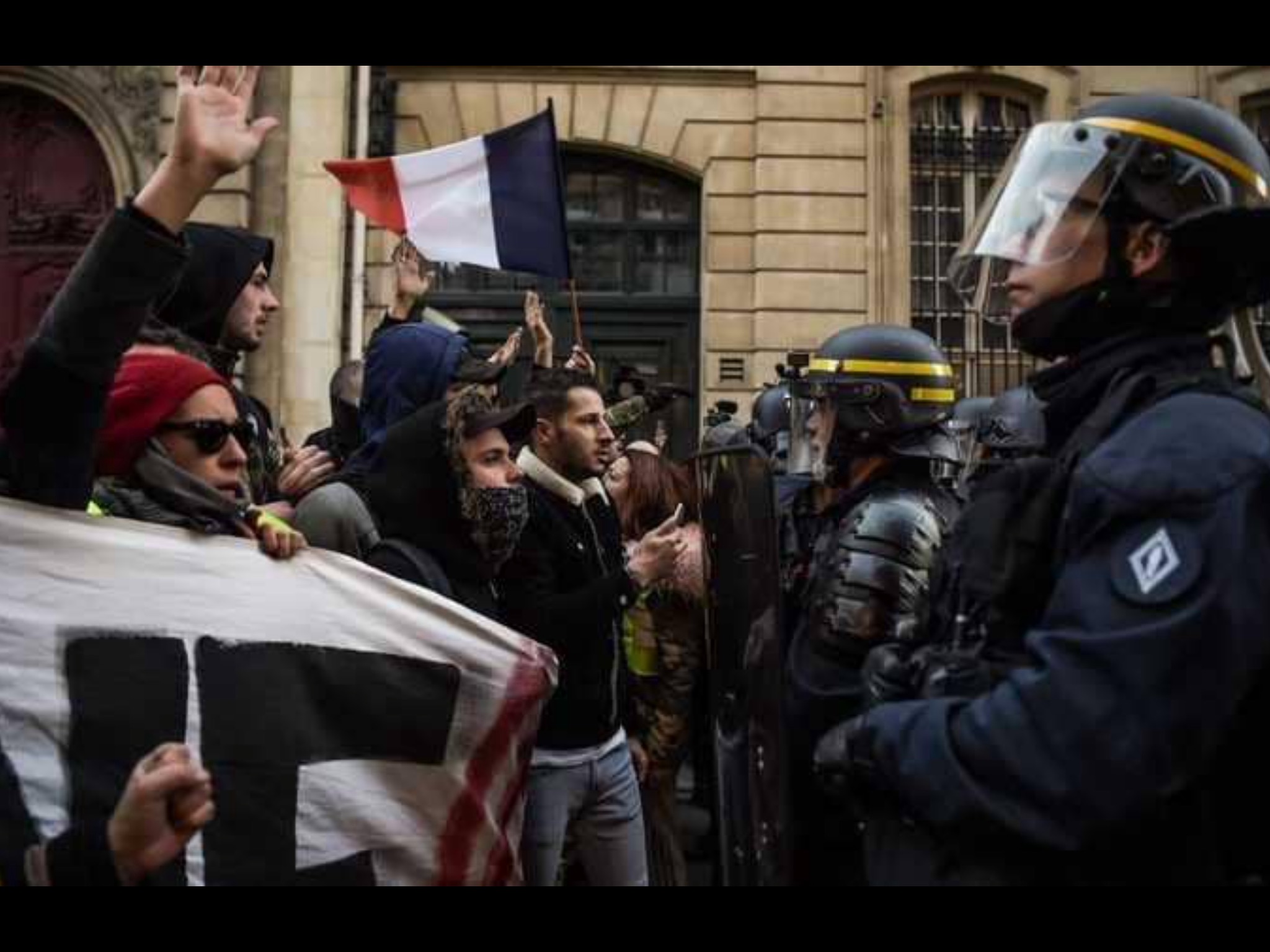 قتيلة وعشرات المصابين في احتجاجات فرنسا