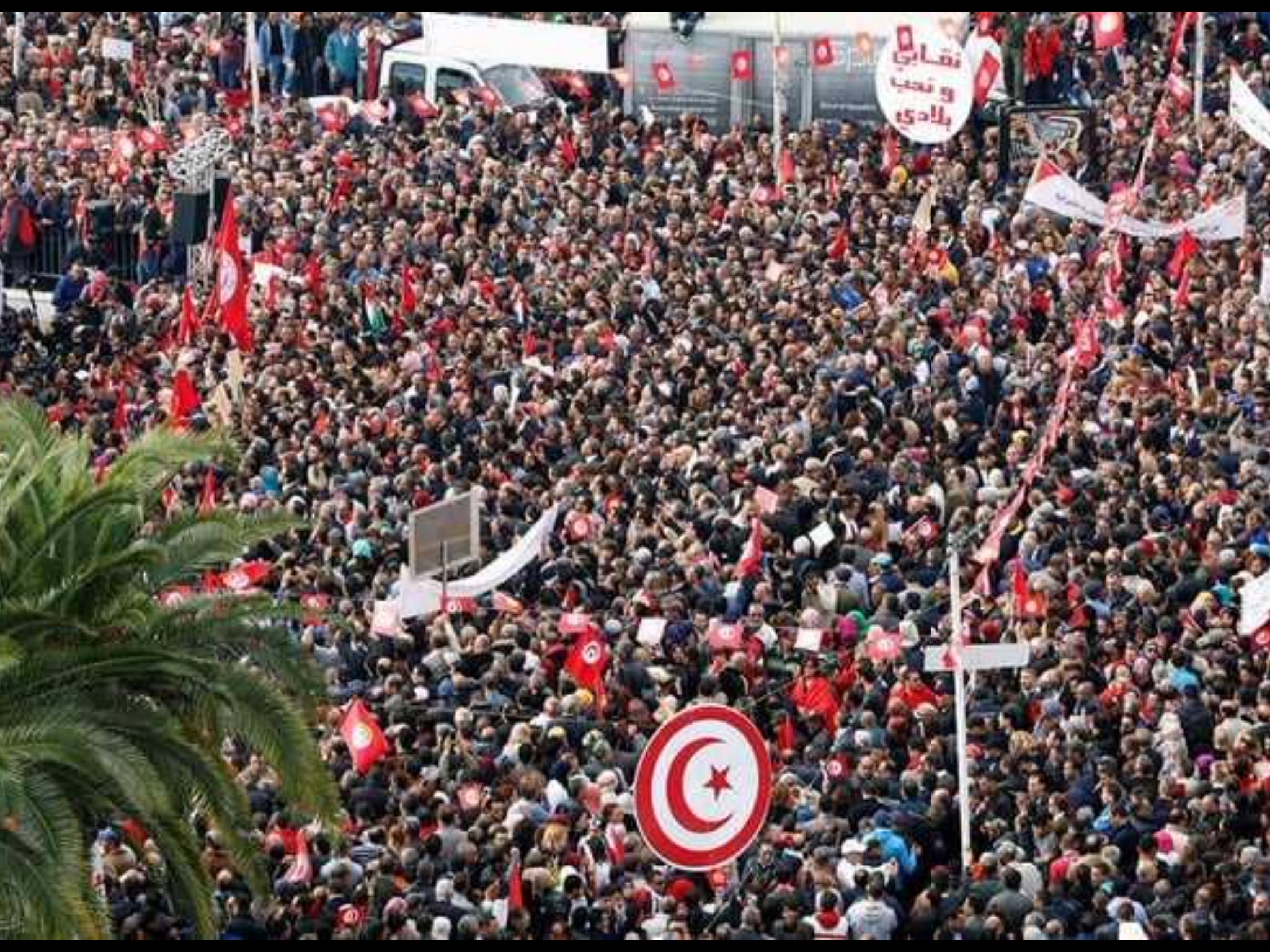 شلل في تونس.. حشود “الغاضبين” في الإضراب العام تطالب بإسقاط الحكومة
