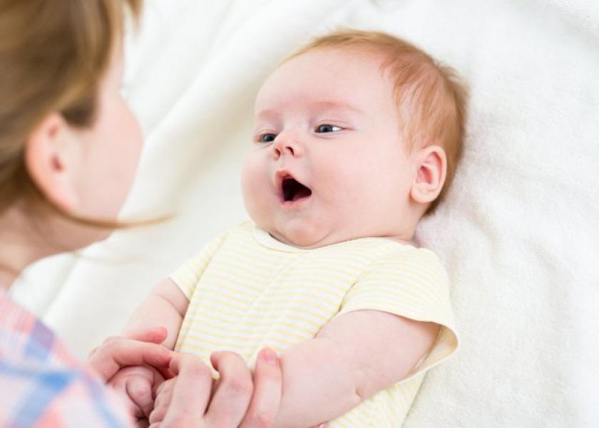 مداعبة الرضيع تخفف من ارتباطهم بالتجارب الأليمة