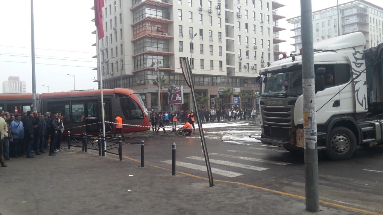 الدار البيضاء… اصطدام شاحنة بالترامواي يخلف إصابات بليغة