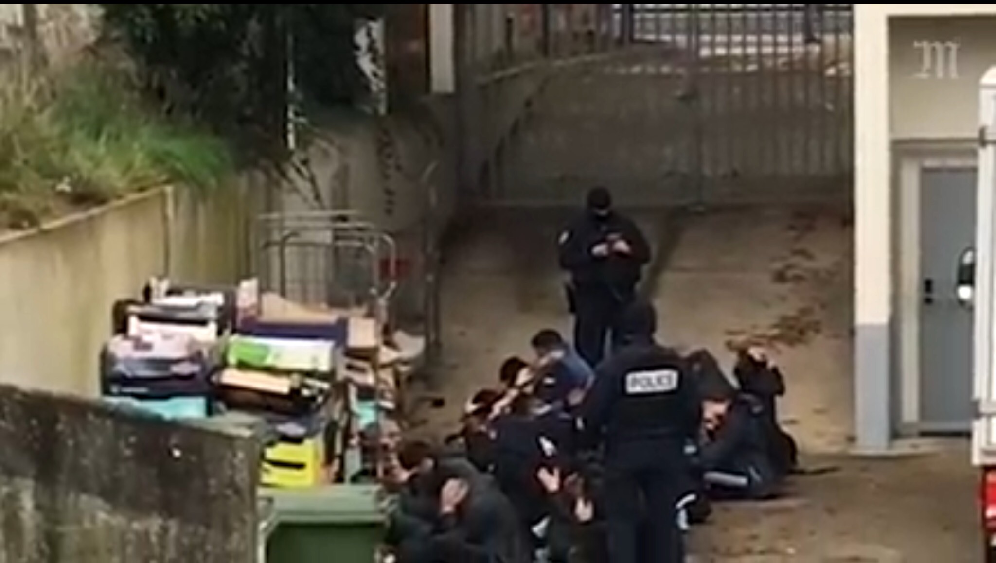 “وحشية” الشرطة ضد طلاب المدارس تغضب الفرنسيين (+فيديو)