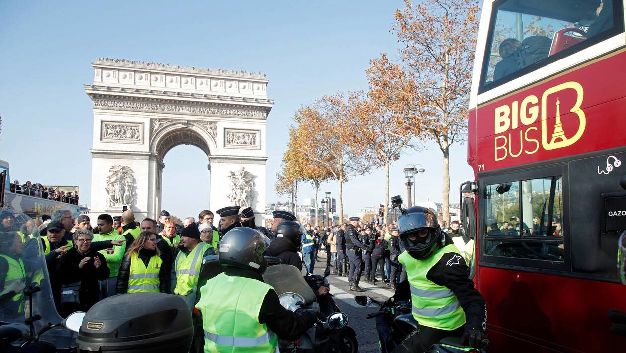 المدرعات تطوق شوارع فرنسا والغاضبون يشلّون باريس ويحاولون “اقتحام” القصر الرئاسي