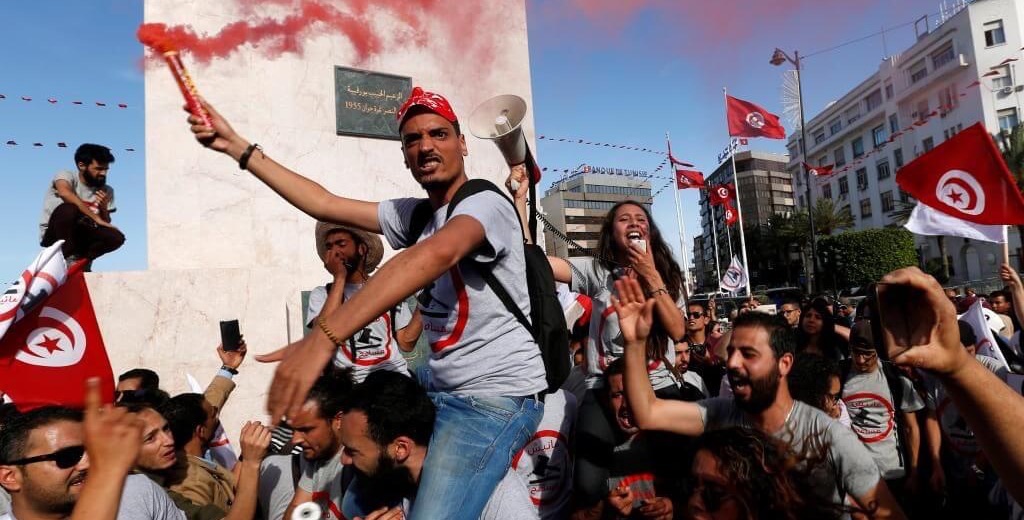 “السترات الحمراء” للمطالبة بالتغيير في تونس