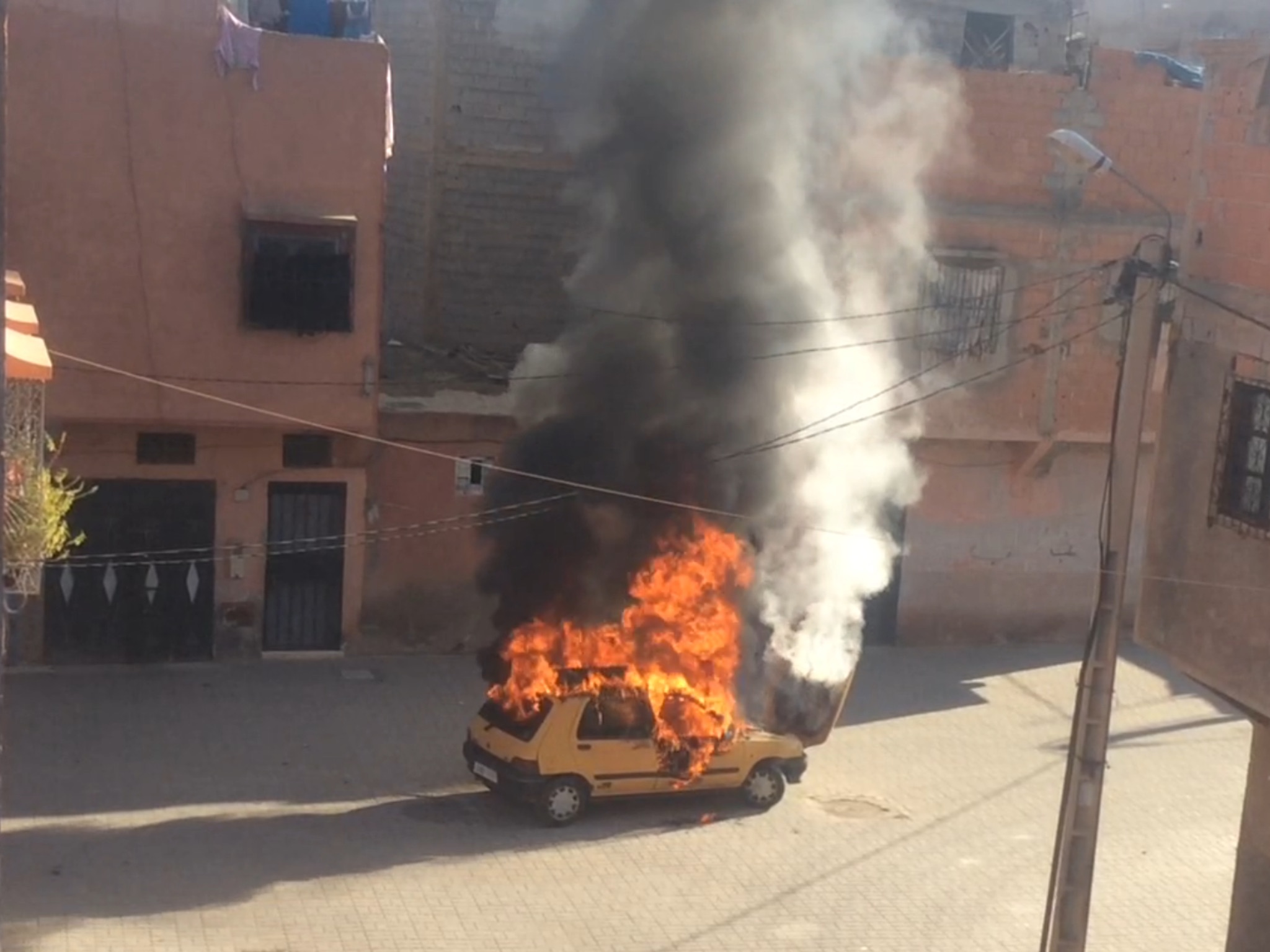 حصري.. هكذا “التهمت” النيران “تاكسي صغيرْ” في مراكش (فيديو)
