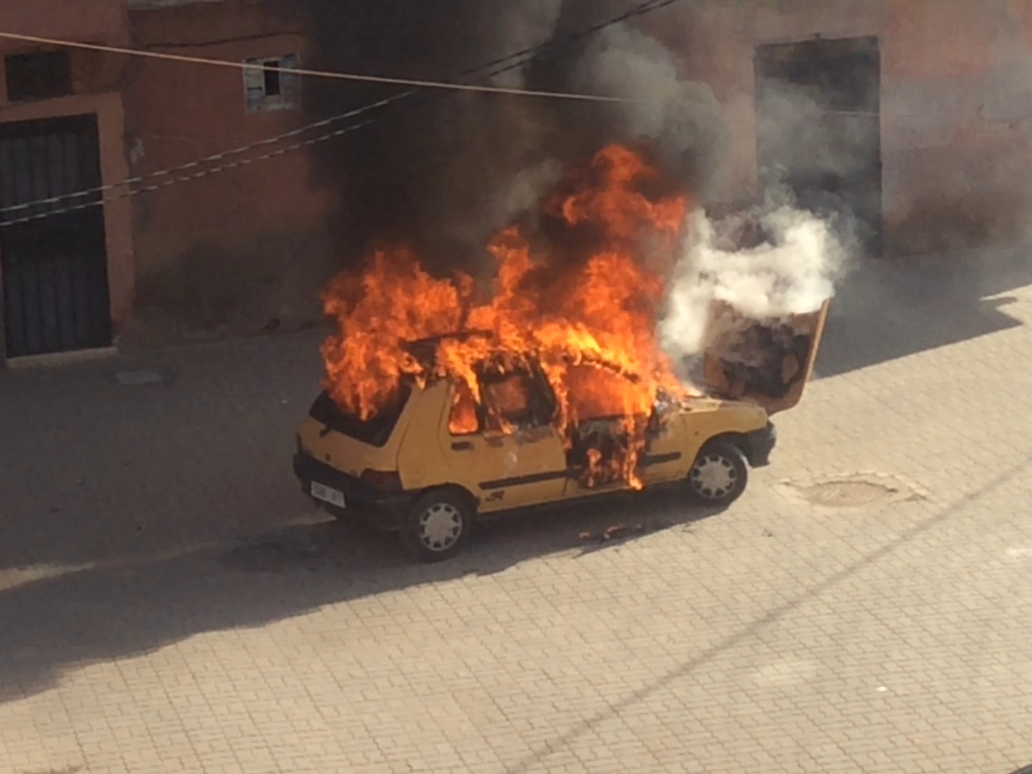 فيديو آخر للحريق الذي “التهم” سيارة في مراكش