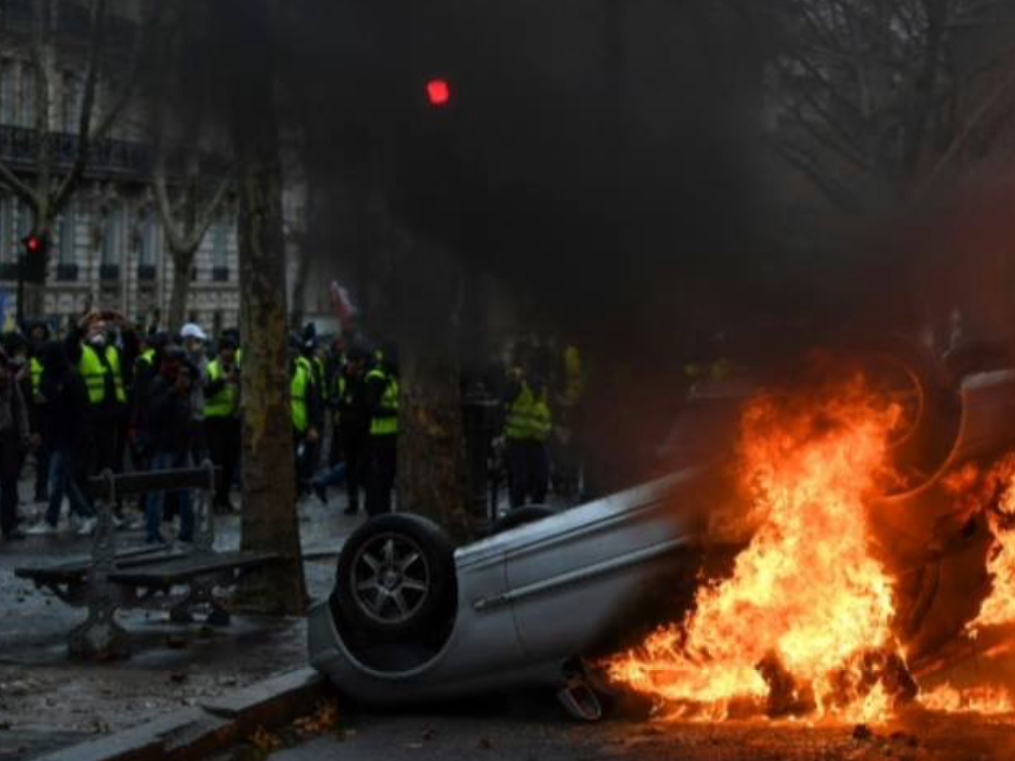 بالصور. باريس تشتعل ونيران الفوضى “تنذر بثورة”..