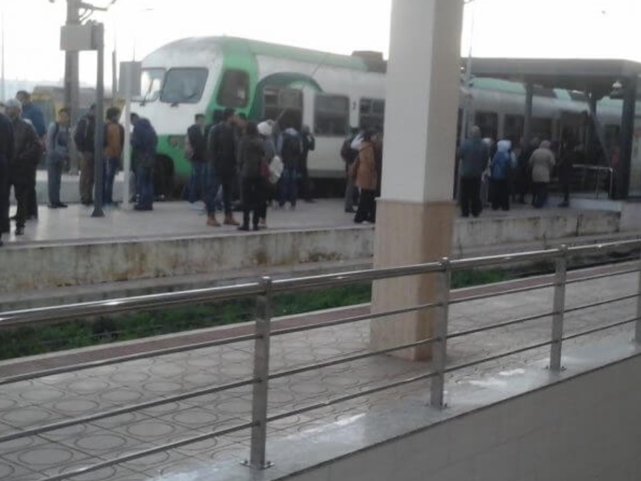 مسافرون “غاضبون” يشلون حركة القطارات في بوسكورة