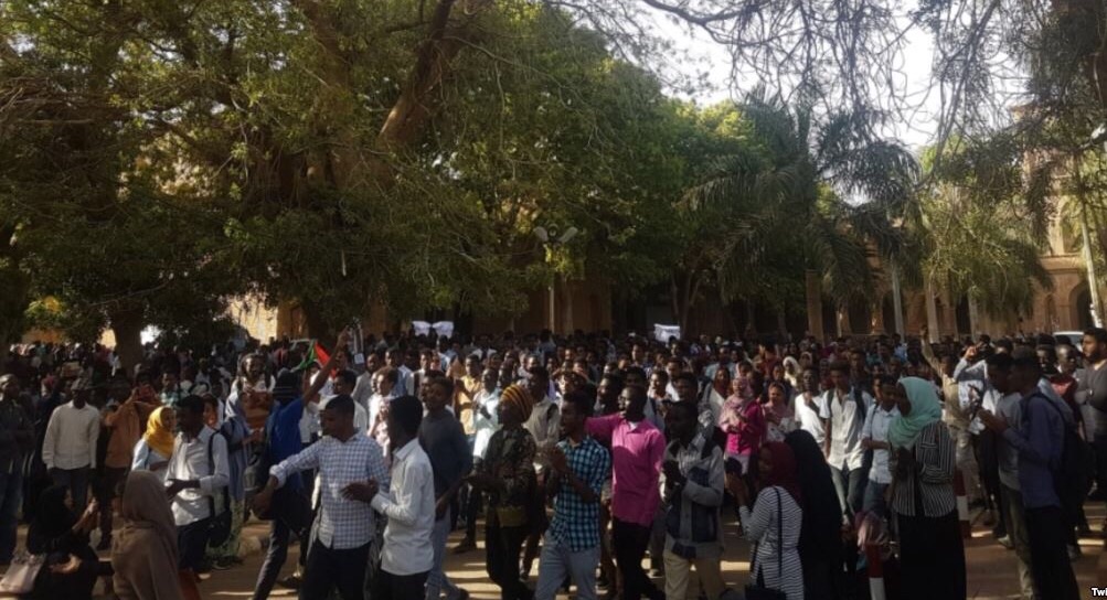 رقعة الاحتجاجات في السودان تتسع والشرطة تطلق الغاز المسيل للدموع ووفاة أحد المتظاهرين