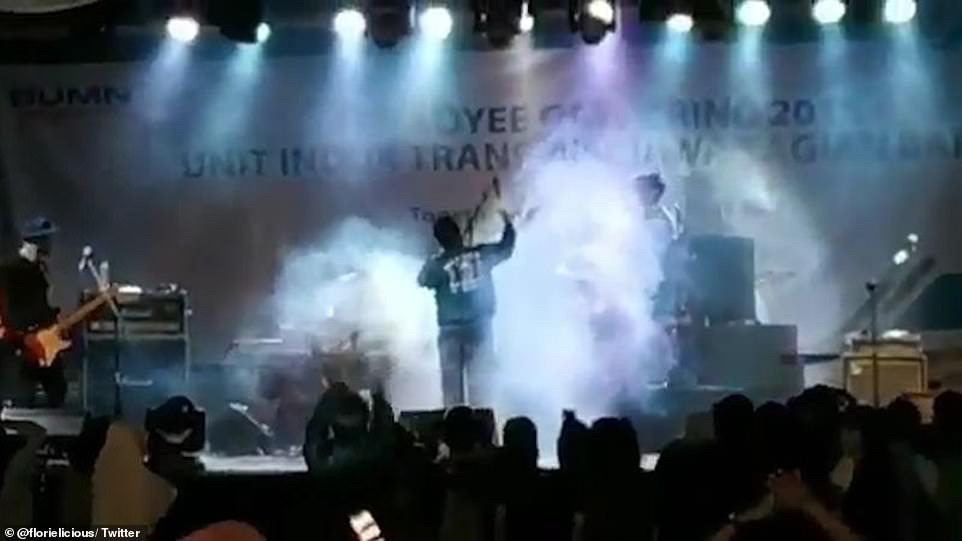 تسونامي إندونيسيا “يبتلع” حفل فرقة موسيقية “على الهواء مباشرة” (فيديو)