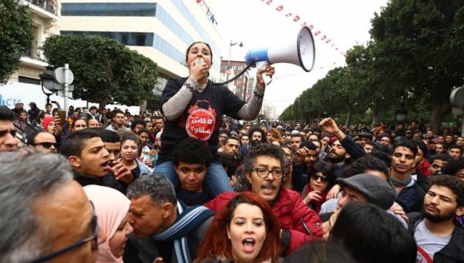 بعد أيام من إضرام صحافي النار في نفسه. المواجهات بين الشرطة والمحتجين في تونس تتجدد