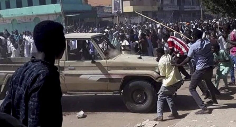 أم درمان. الشرطة السودانية تستخدم قنابل الغاز لتفريق المحتجّين (صورة)