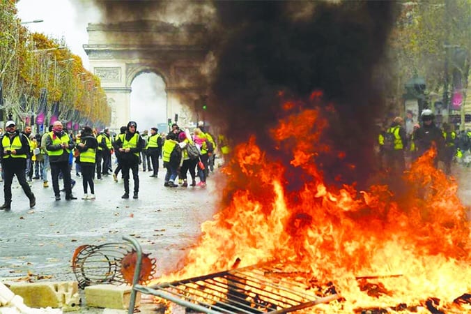 هل  “تُفسد” احتجاجات السترات الصفراء “حفلة” ليلة رأس السنة في فرنسا؟ (صور)
