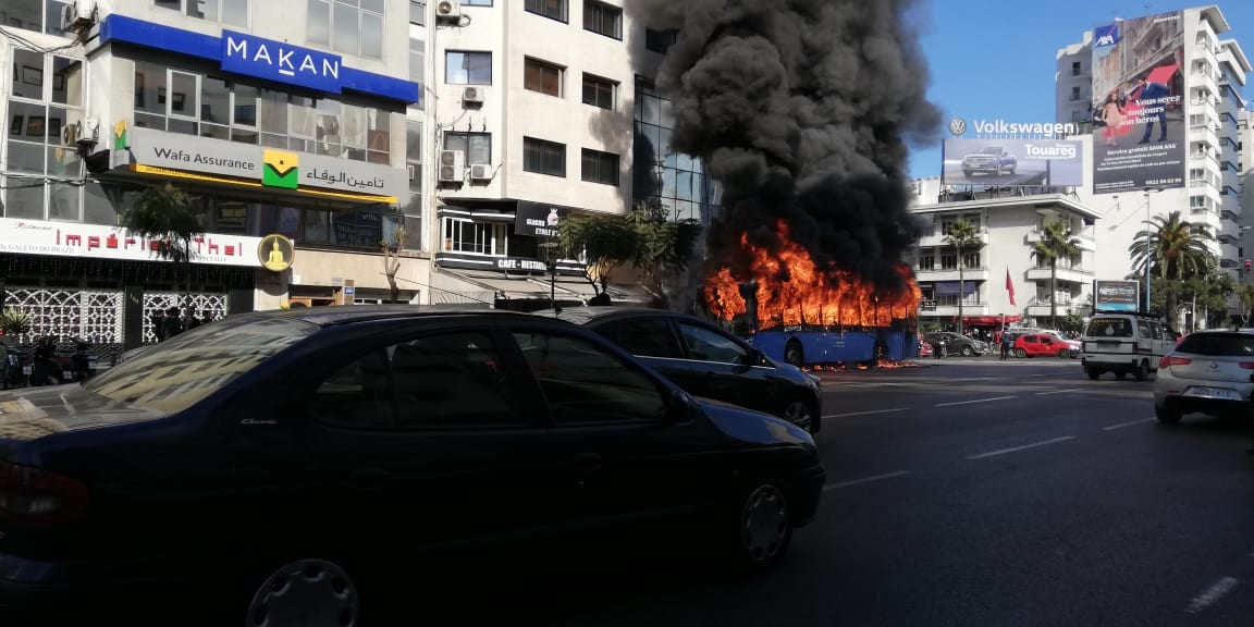 بالفيديو. حريق مهول يحول طوبيس الى رماد بالدار البيضاء