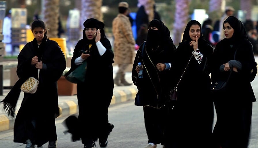 بقرار رسمي. المرأة السعودية تقتحم عالَم مضيفات الطيران وأولى الرحلات في يناير الجاري