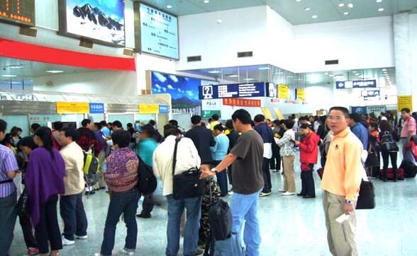 مسافرون عبر مطار محمد الخامس مستاؤون من “الفوضى” عقب تأجيل رحلة دون سابق إشعار