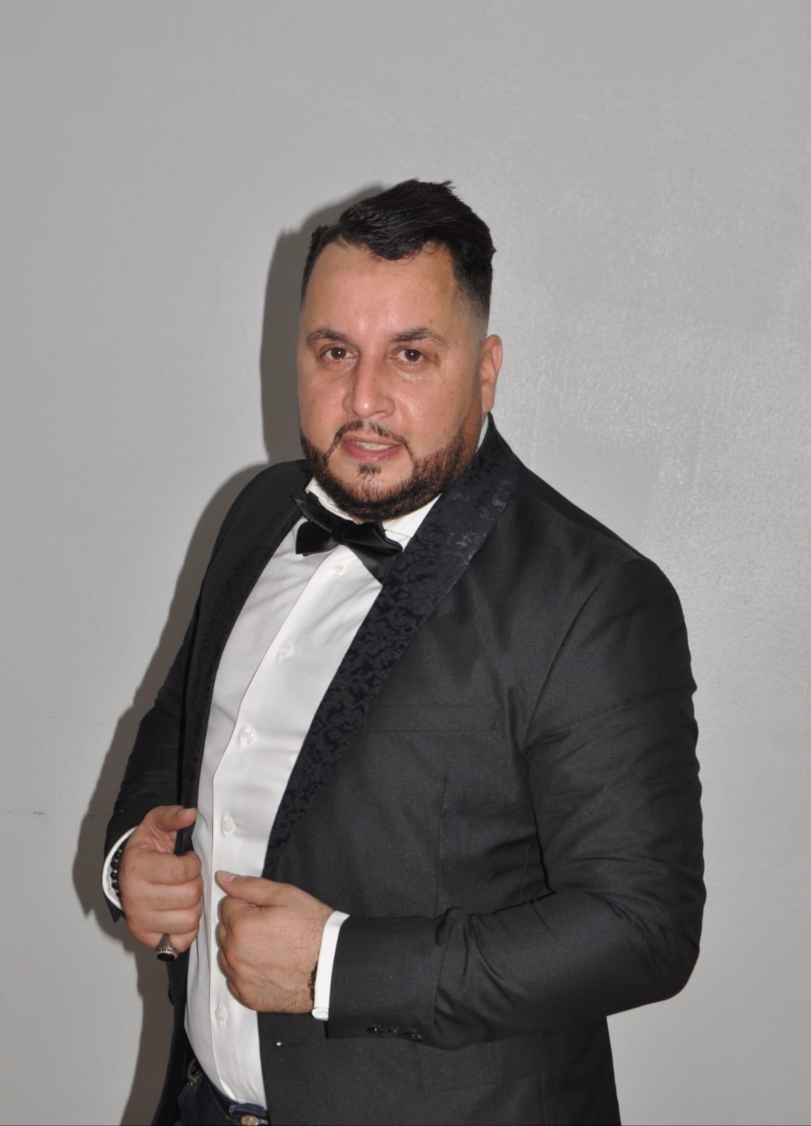 بورتري. هشام ميموزا سفير الأغنية المغربية في هولندا: أعمالي الغنائية مستمَدّة من التراث المغربي الأصيل