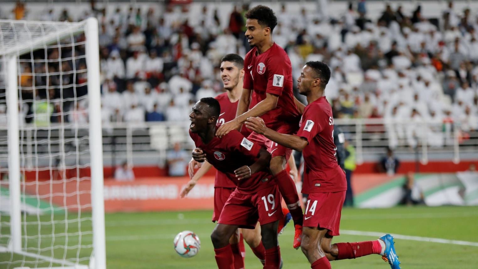 منتخب قطر يحسم موقعة “الإخوة الأعداء” برباعية ويتأهل إلى نهائي آسيا على حساب البلد المضيف