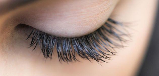 سيدتي..لتفادي تساقط الرموش ابتعدي عن هذه العادات