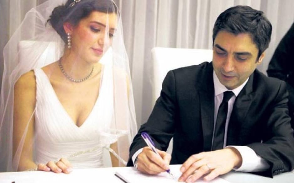 بطل “وادي الذئاب” يطلّق زوجته ويطالبها بتعويض بعد “خطئها الفادح”