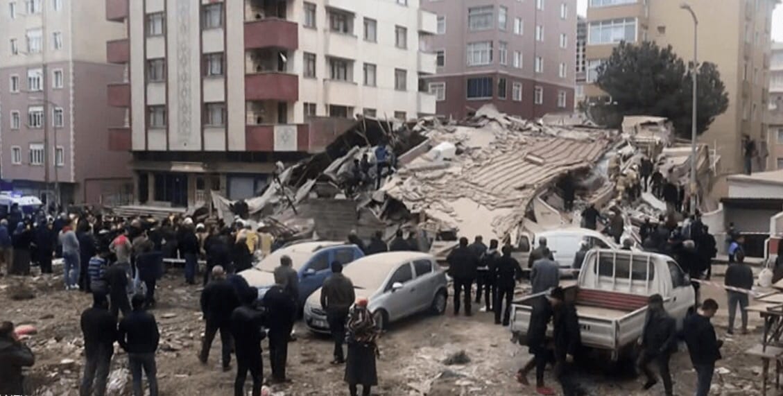 إسطنبول. انهيار مبنى من سبعة طوابق يخلف ضحايا و”محتجزين” تحت الأنقاض
