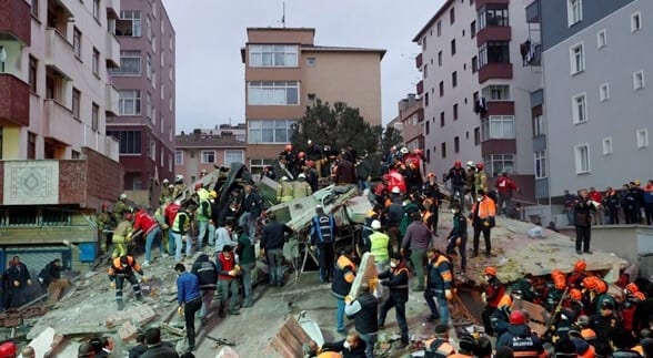 عدد قتلى المبنى المنهار في إسطنبول يرتفع إلى 17