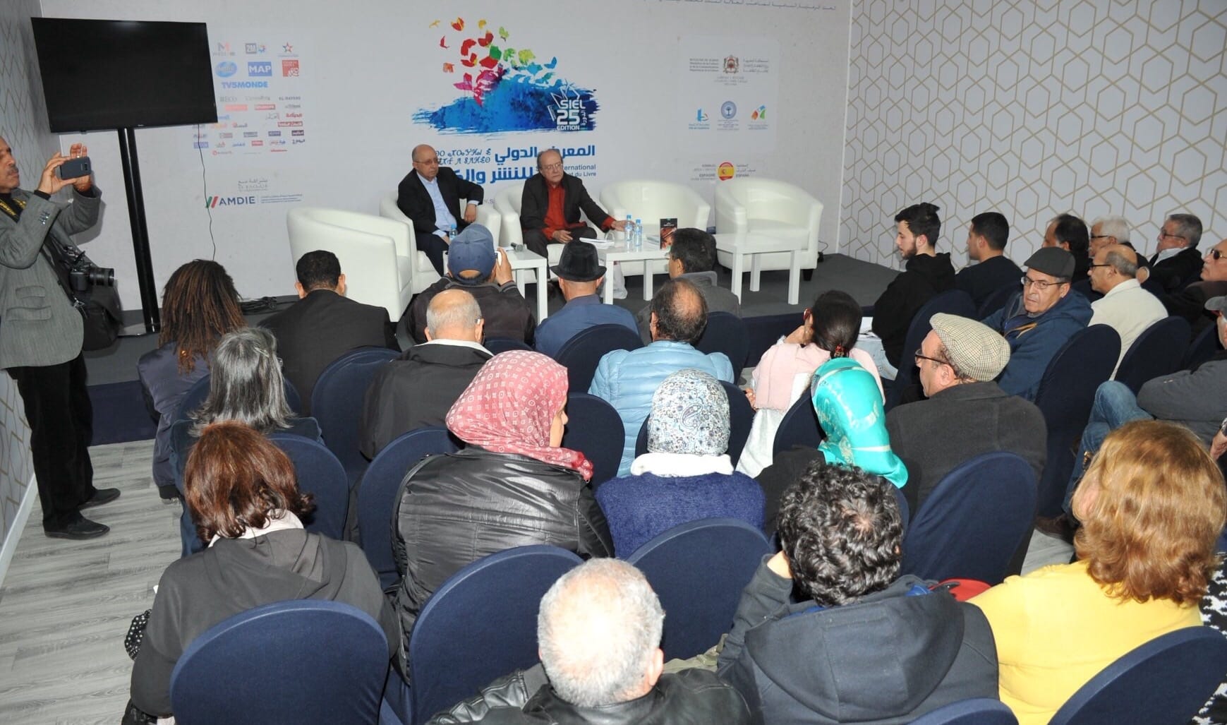 يوميات المعرض الدولي. في حضرة كتاب رواية “رسائل من امرأة مختفية” لمحمد برادة