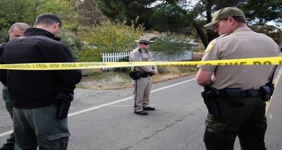 فقط في أمريكا. راقبه والداه فقتلهما وقتل مديرة القصر