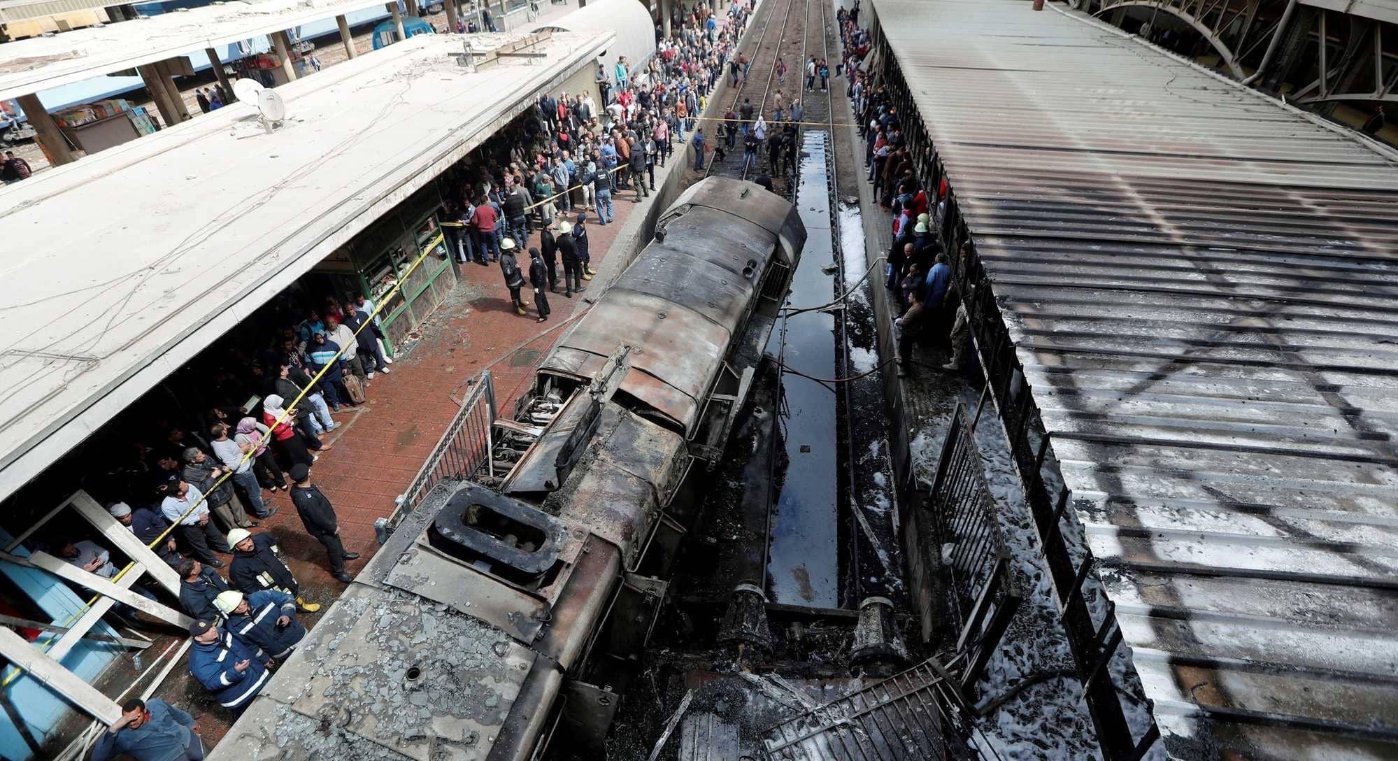 عشرات القتلى والجرحى في اصطدام قطار بمحطة في مصر (فيديو)