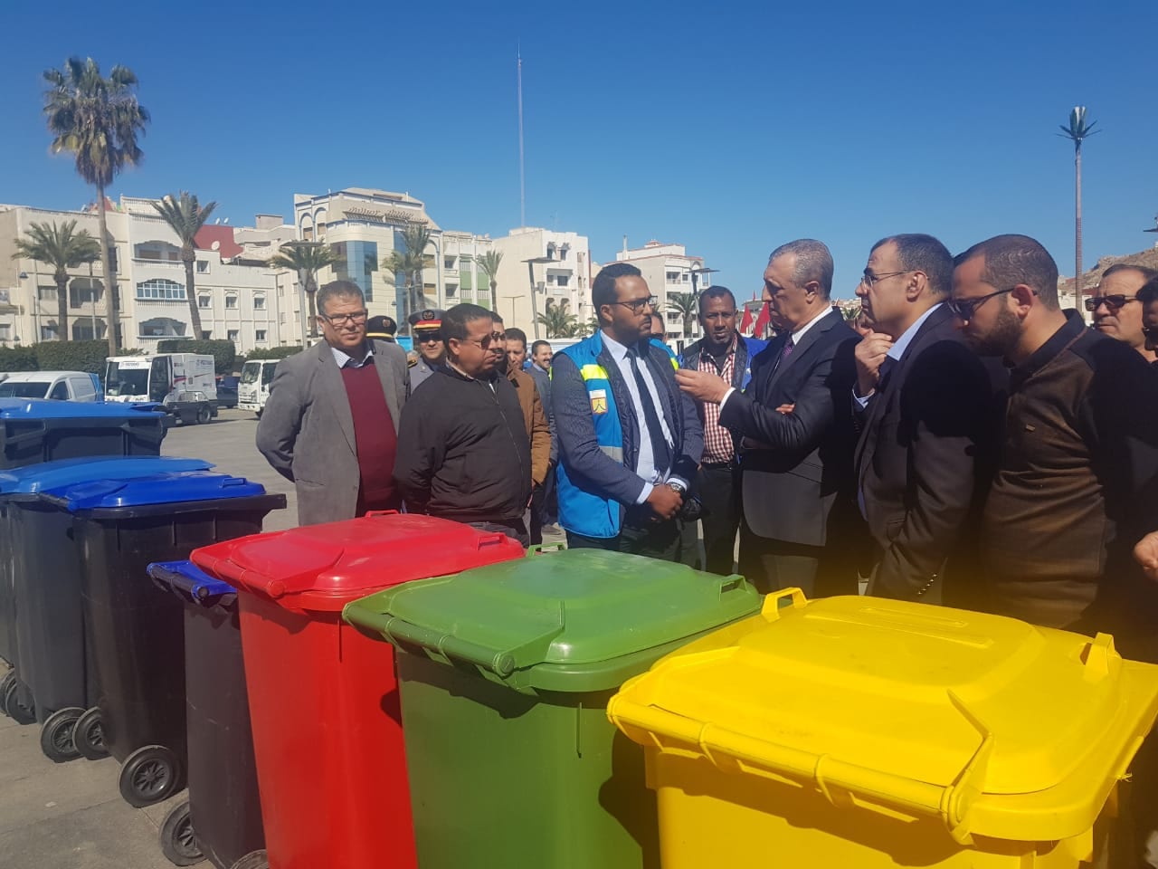 عامل الحسيمة يشرف على توزيع آليات عصرية لجمع النفايات المنزلية ب”نكور  غيس”