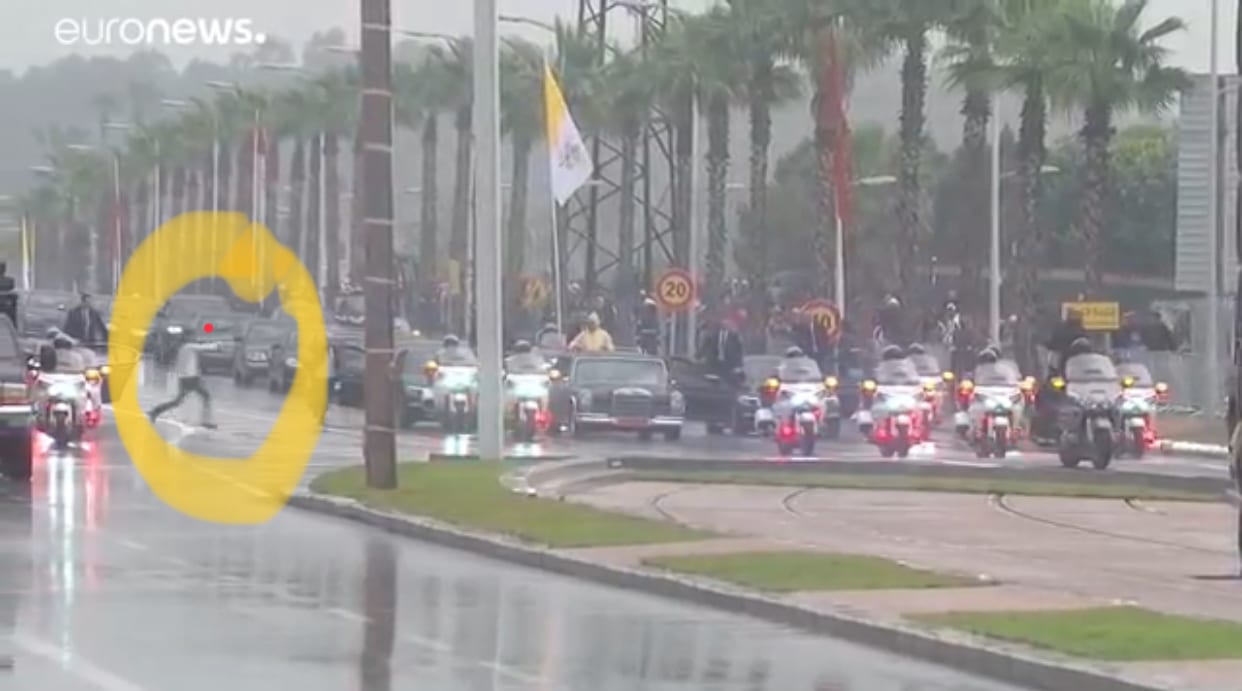 بالفيديو. مشا فيها. اعتقال سلاوي اعترض الموكب الملكي خلال زيارة قداسة البابا وهذا ما قاله للامن