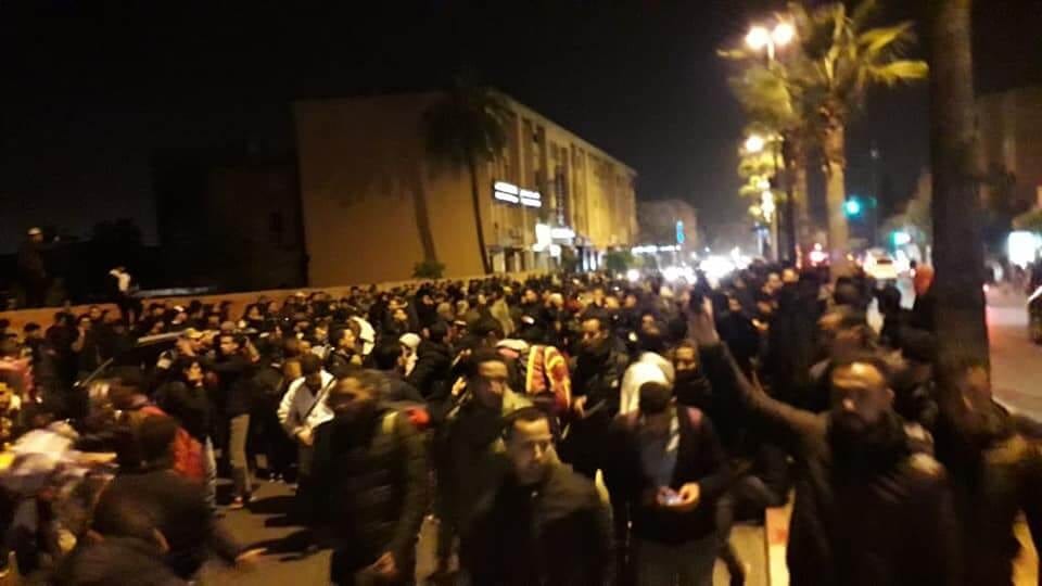 مراكش. الأساتذة المتعاقدون في مسيرة ليلية غاصبة بعد تفريقهم بخراطيم المياه