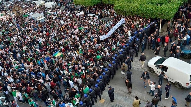 آلاف الجزائريين ينزلون إلى الشارع في “جمعة الحسم”