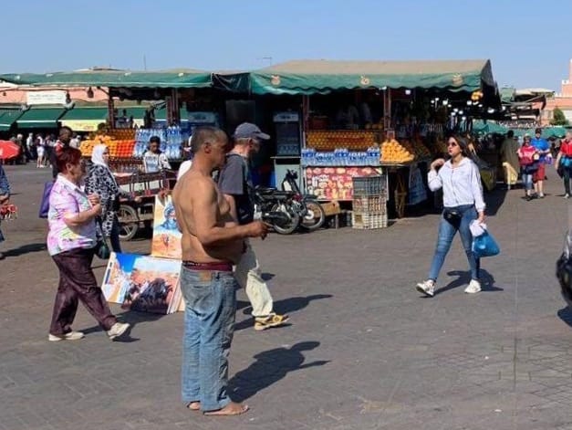 رْوينة في جامْع الفْنا. مختلّ “يتعنتر” عاريا ويرعب السياح