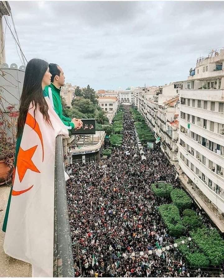 الجزائريون يحتفلون بـ”فوزهم” على بوتفليقة