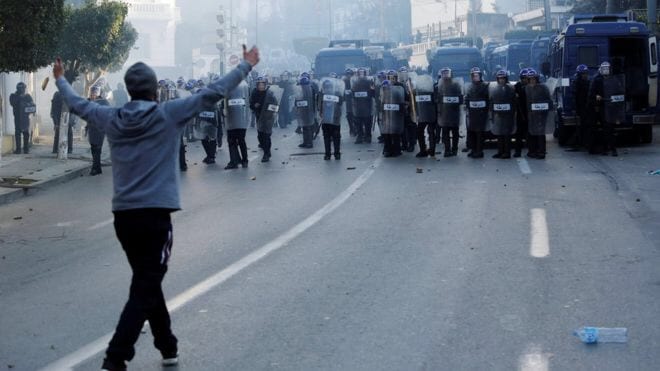 الجزائر. الشرطة تستخدم الغاز المسيل للدموع لتفريق المحتجّين